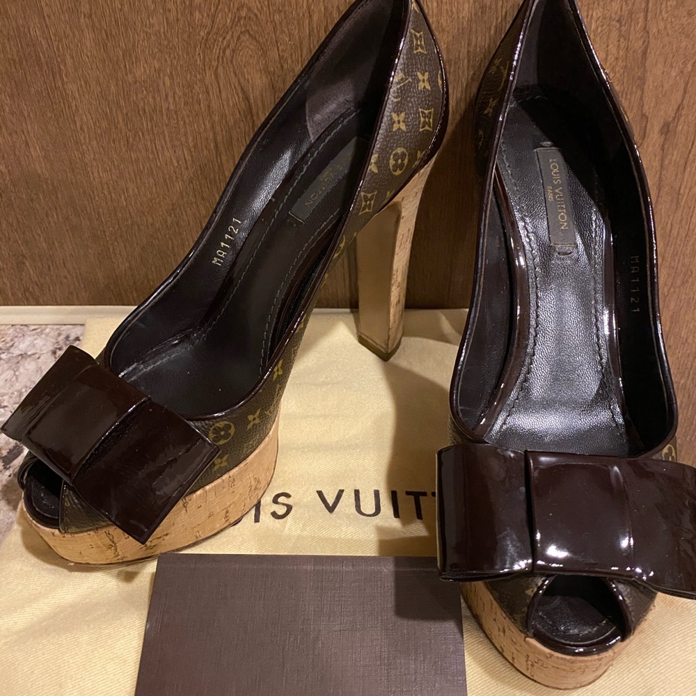 LOUIS VUITTON Monogram Cork Rivoli Peep Toe Pumps